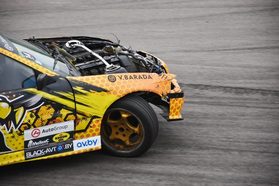 Daños en motor de coche de carreras