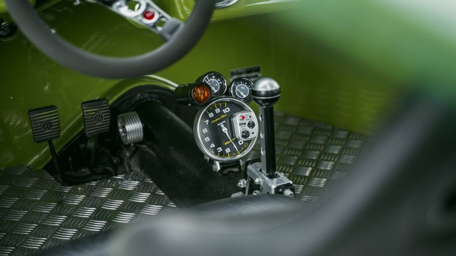 interior automovil palanca cambios tablero 1 Interior de automóvil con palanca de cambios y tablero