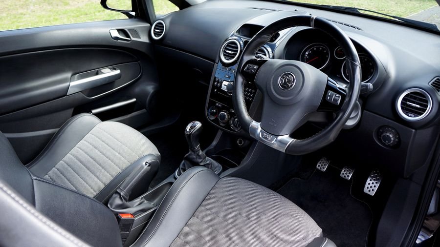 Interior de coche moderno con volante y tablero