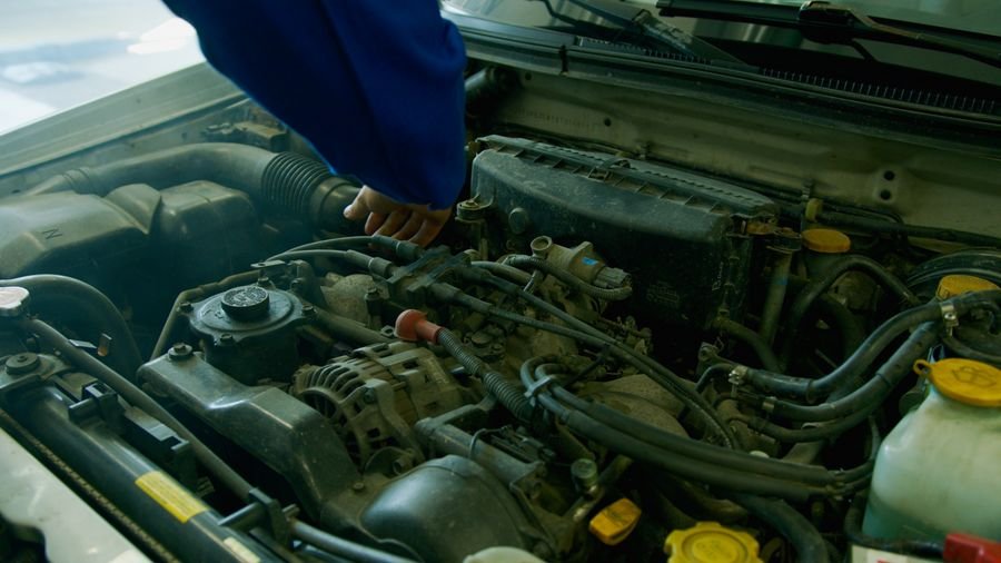Mecánico revisando motor de automóvil