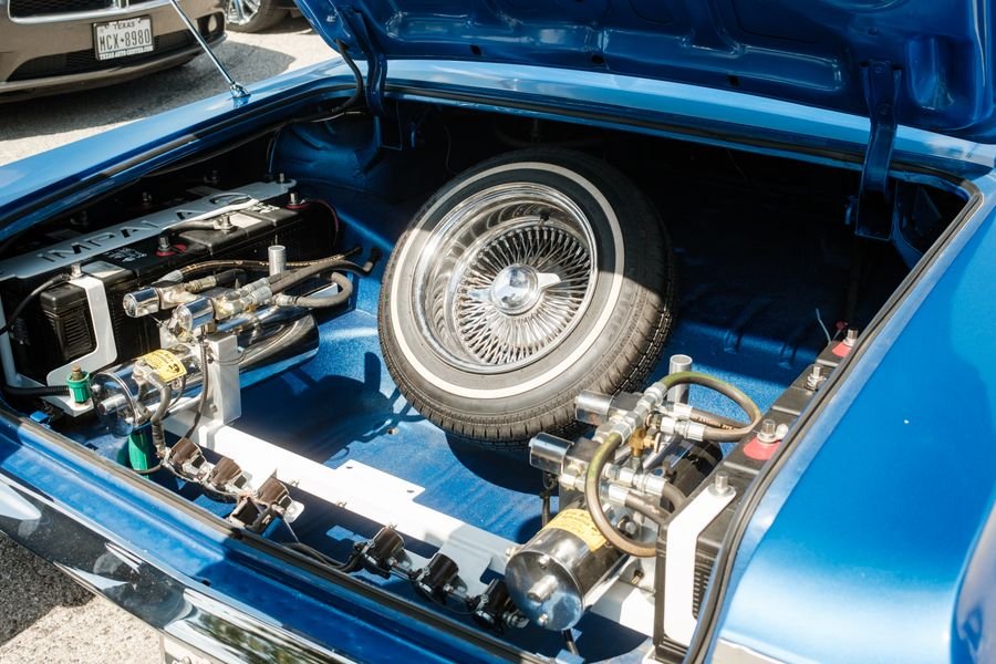 Sistema hidráulico de embrague en coche vintage