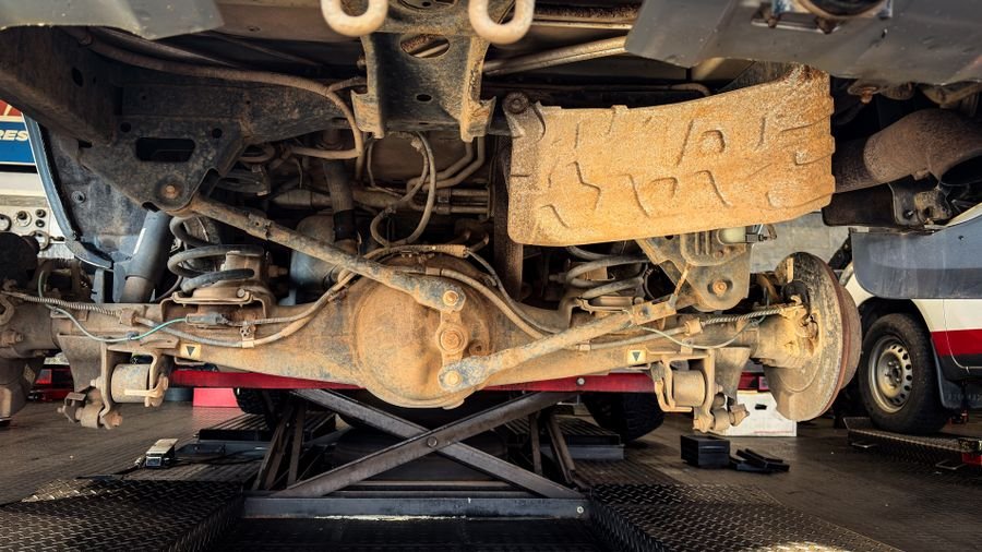 Sistema de suspensión de coche oxidado