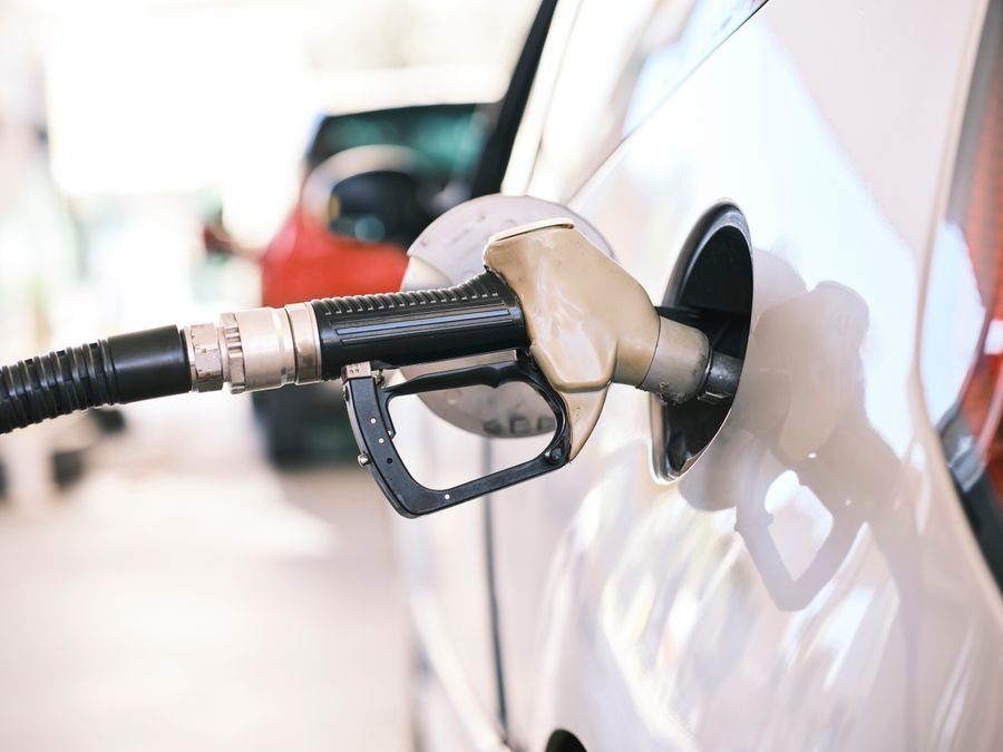 Surtidor de combustible en estación de servicio
