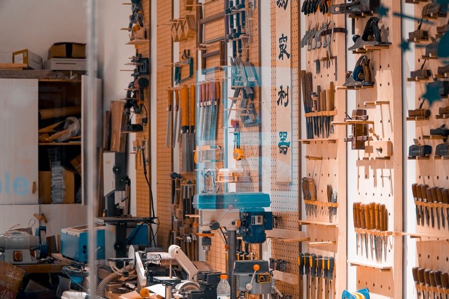 Taller organizado con herramientas eléctricas