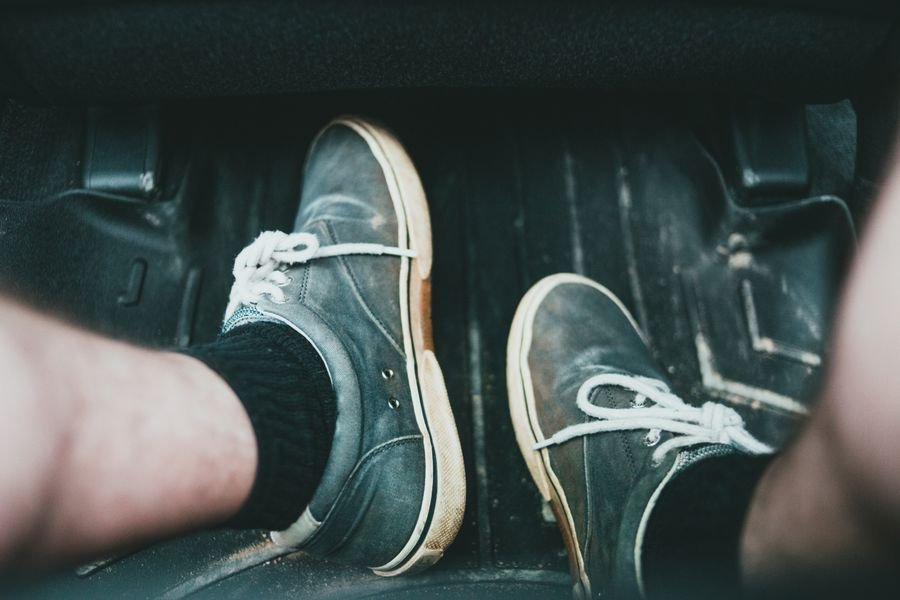 Zapatillas casuales en interior de coche